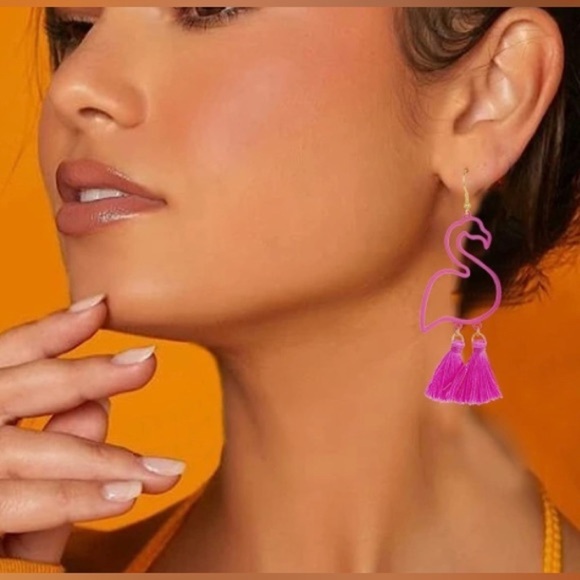 Flamingo 🦩 Earrings - Picture 3 of 6
